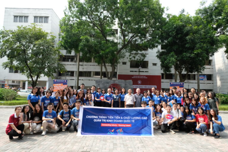 MỘT BUỔI TRẢI NGHIỆM LÀM SINH VIÊN CTTT VÀ CLC