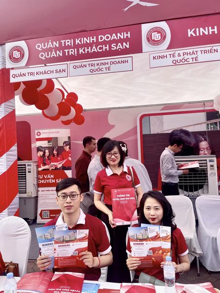 KHOA QUẢN TRỊ KINH DOANH THAM GIA NGÀY HỘI TUYỂN SINH 2023