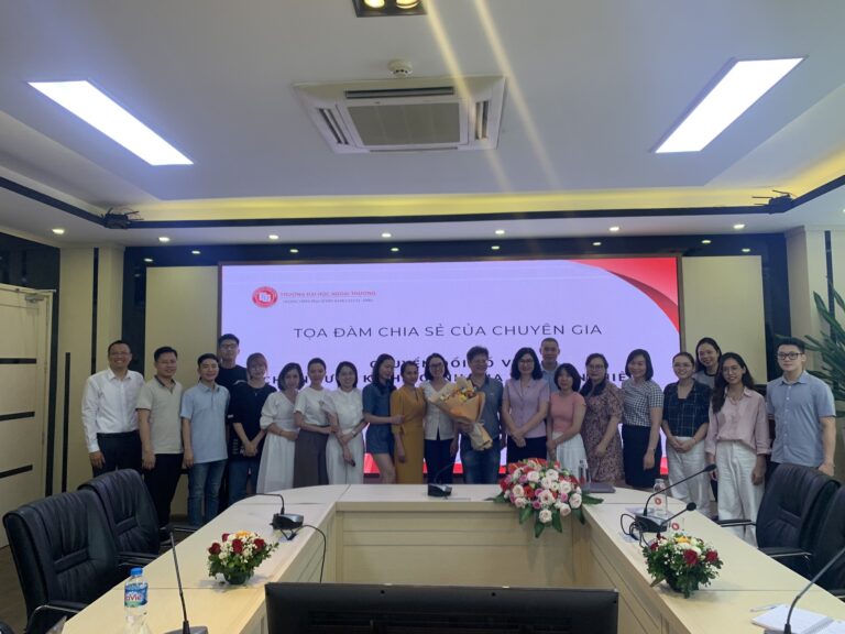 TỌA ĐÀM CHIA SẺ CỦA CHUYÊN GIA, ÔNG VŨ MINH QUANG, PHÓ GIÁM ĐỐC TƯ VẤN KHỐI DOANH NGHIỆP FPT IS, CHIA SẺ VỀ CHUYỂN ĐỔI SỐ VỚI HỌC VIÊN LỚP THẠC SĨ ĐIỀU HÀNH CAO CẤP (EMBA), NGÀNH QUẢN TRỊ KINH DOANH