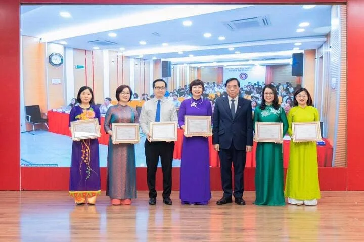 LỄ KỶ NIỆM NGÀY KHOA HỌC VÀ CÔNG NGHỆ VIỆT NAM 18/5 VÀ HỘI THẢO PHÁT TRIỂN KHOA HỌC CÔNG NGHỆ, ĐỔI MỚI SÁNG TẠO VÀ CHUYỂN ĐỔI SỐ TẠI TRƯỜNG ĐH NGOẠI THƯƠNG THEO NGHỊ QUYẾT 57-NQ/TW